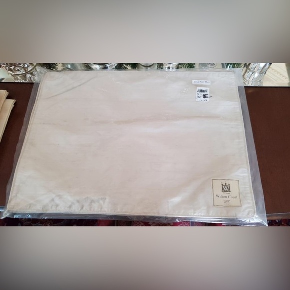NWT WILTON COURT SET OF 4 
100% silk PLACEMATS CRYSTAL CORNER TRIM IVORY 19"X14 - Picture 5 of 5